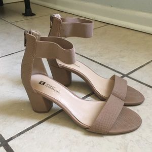White Mountain tan heels Sz 6